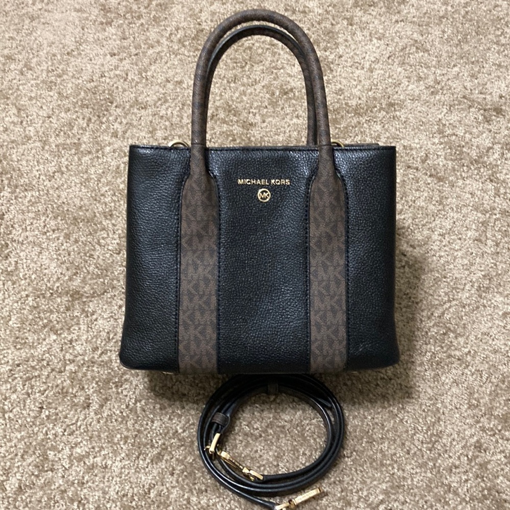 Michael Michael Kors Austin Medium Pebbled Leather Messenger Bag USED